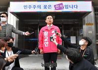 [포토] 총선 후보자 등록 소감 밝히는 황교안