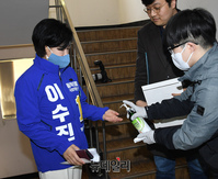 [포토] 후보등록 하는 이수진 민주당 동작을 후보