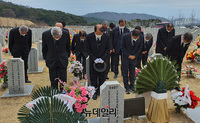 [포토] 천안함 폭침 10주기, 묘역참배하는 이명박 정부인사들