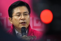[포토] 대전지역 총선 후보 지지호소하는 황교안 대표