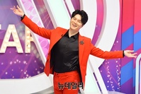 [포토] 강렬한 레드의상 입은 트롯가수 신인선