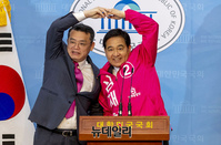 [포토] 심재철 미래통합당 후보 지지하는 임재훈 민생당 의원