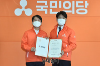 [포토] 안철수, 김근태 후보에게 공천장 수여