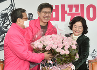 [포토] 핑크색 장미 전달받는 '박형준-신세돈'