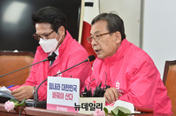 [포토] 모두발언하는 신세돈 선거대책위원장