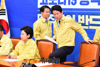 [포토] 코로나19 국난극복위원회 연석회의 참석하는 이인영