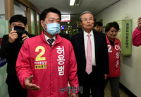 [포토] 선거사무실 나서는 '김종인-허용범'