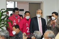 [포토] 선거사무소 입장하는 '김철근-구상찬-김종인' 