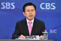 [포토] 방송기자클럽 초청토론회 참석한 황교안 대표