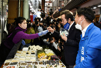 [포토] 수원 못골시장 둘러보는 '이낙연-김영진'