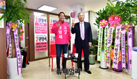 [포토] 총선승리 기념촬영하는 '김종인-권영세'