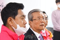 [포토] 관악 선거사무소 찾아 인사말하는 김종인 선대위원장