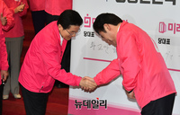 [포토] 인사 나누는 황교안-원유철