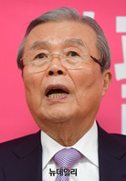 [포토] 안양지역 상인 질문에 답하는 김종인 선대위원장