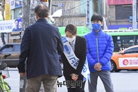 [포토] 시민께 인사하는 고민정 광진을 후보