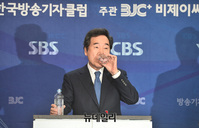 [포토] 물 마시는 이낙연 상임공동선대위원장