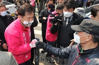 [포토] 시민들과 주먹 인사하는 오세훈 광진을 후보