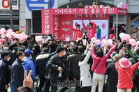 [포토] 퍼포먼스 펼쳐지는 광진구 유세 현장