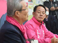 [포토] 김종인 총괄선대위원장 발언듣는 최윤희 오산시 후보