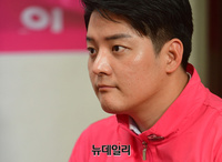 [포토] '태극기-천안함 추모' 배지 단 김용식 남양주을 후보