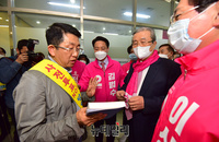[포토] 용인 찾은 공정선거국민연대, 김종인 선대위원장에 공정선거 서적 전달