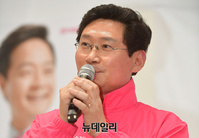 [포토] 김종인 선대위원장 저서에 사인받는 이상일 후보