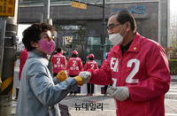 [포토] 시민들과 인사하는 태영호 후보