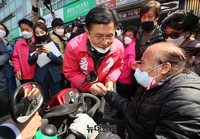 [포토] 시민들과 인사나누는 황교안 후보