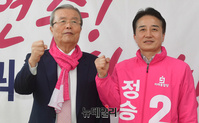 [포토] 김종인 위원장과 기념촬영하는 정승연 인천 연수갑 후보