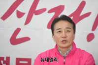 [포토] 선거포부 밝히는 정승연 인천 연수갑 후보