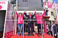 [포토] 인천 신기시장서 손 맞잡은 '전희경-김종인-홍일표'