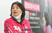 [포토] 김종인 선대위원장에게 감사 인사 하는 전희경 후보자