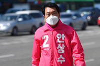 [포토] 전희경 후보 유세장에 등장한 안상수 후보