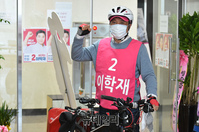 [포토] 자전거 선거운동 마치고 사무실 들어서는 이학재 후보