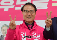 [포토] 승리포즈 취하는 윤형선 인천 계양을 후보