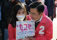 [포토] 어린이와 인사나누는 황교안 후보