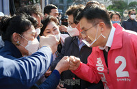 [포토] 시민과 주먹인사하는 황교안 후보