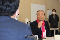 [포토] 취재진의 질문에 답하는 김종인 통합당 선대위원장