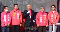 [포토] 청주 후보자들 지지호소하는 김종인 선대위원장