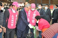 [포토] 서대문 인왕시장 찾은 '김종인-송주범'