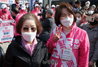 [포토] 유세 현장 나온 황교안-김종인 배우자들