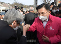 [포토] 평창동 시민들과 인사하는 황교안 후보