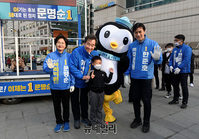 [포토] 시민들과 기념촬영하는 '이낙연-문명순-한준호'