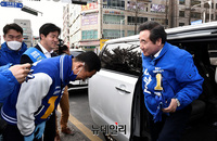 [포토] 이낙연 위원장 맞이하는 '김주영-박상혁'