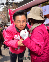 [포토] 주민의견 경청하는 황교안 후보