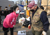 [포토] 남편 지상욱 알리는 부인 심은하