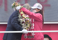 [포토] 꽃목걸이 받는 김종인 위원장