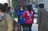 [포토] 경쟁 후보 선거유세원과 인사나누는 심은하