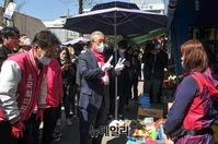 [포토] 시흥 삼미시장 찾아 지원유세하는 김종인 선대위원장