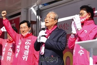 [포토] 충남 아산시 후보들 지지호소하는 김종인